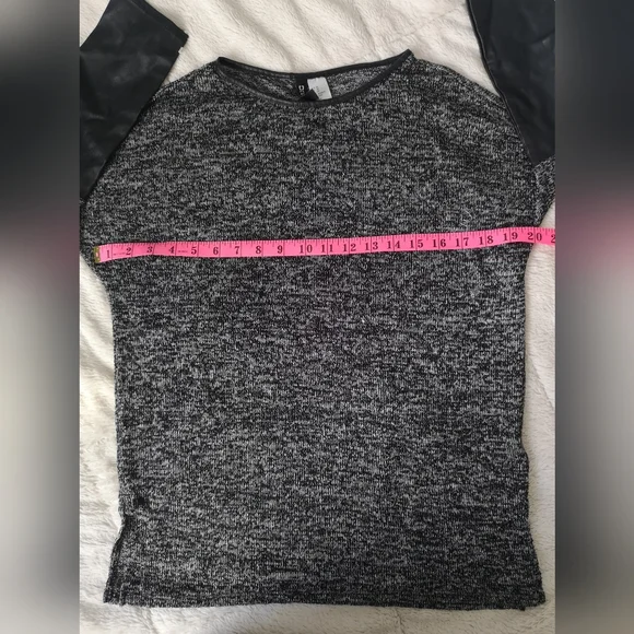 Divided sweater - Picture 10 of 11